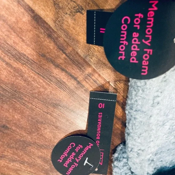 NWT Memory Foam Fleece Fuzzy Slippers - Picture 3 of 4